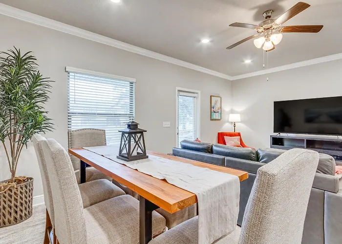 Vacation W/ Community Pool! Holiday home