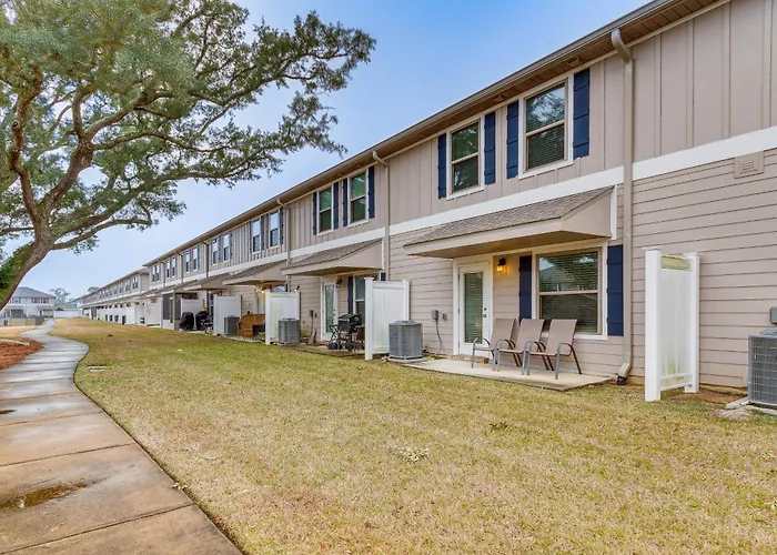 Vacation W/ Community Pool! * Pensacola